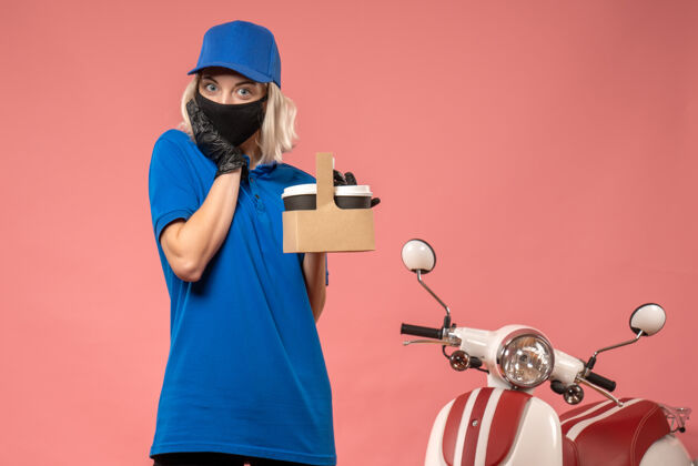 工作正面图：戴着面具的女快递员 咖啡杯上有粉色服务危险防护