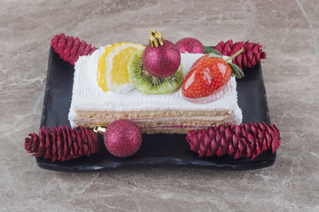 美味蛋糕片放在盘子上 用大理石装饰节日的装饰品美味节日切片