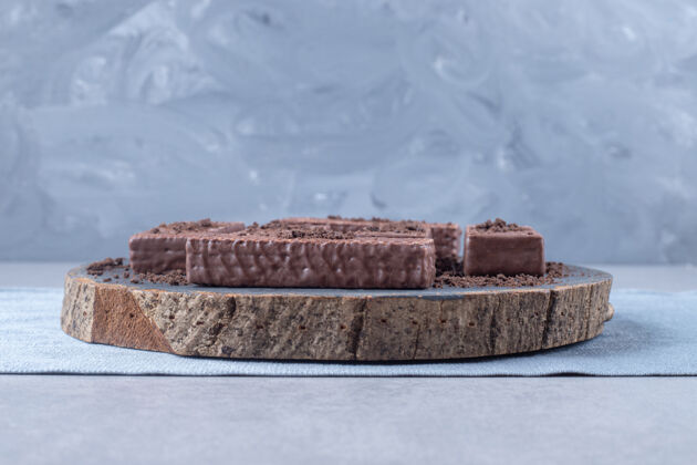 糕点在大理石的木板上涂上巧克力的薄饼美味美味外套