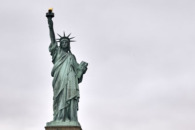 神奇低角度拍摄的惊人的自由女神像在纽约 美国首都天使形状
