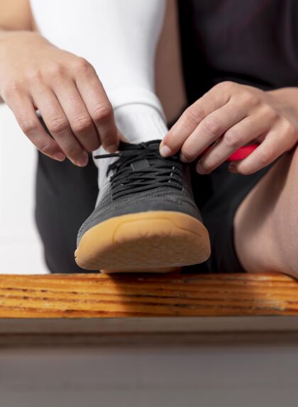 运动特写手系鞋带生活方式健康健身