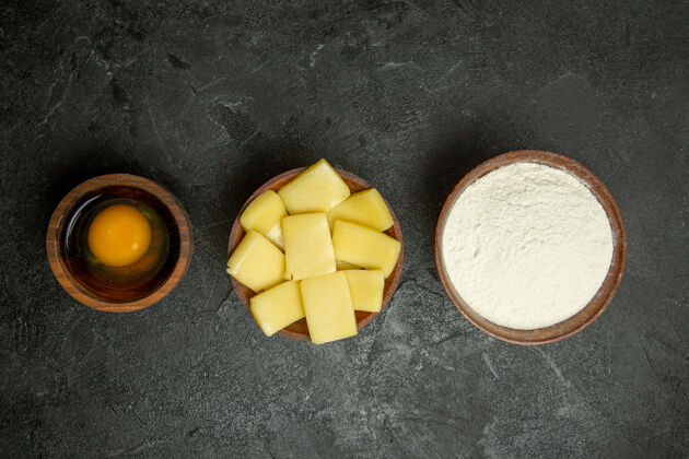 国际顶视图切片奶酪与面粉上的灰色背景面团餐生食烘烤生的面团鸡蛋