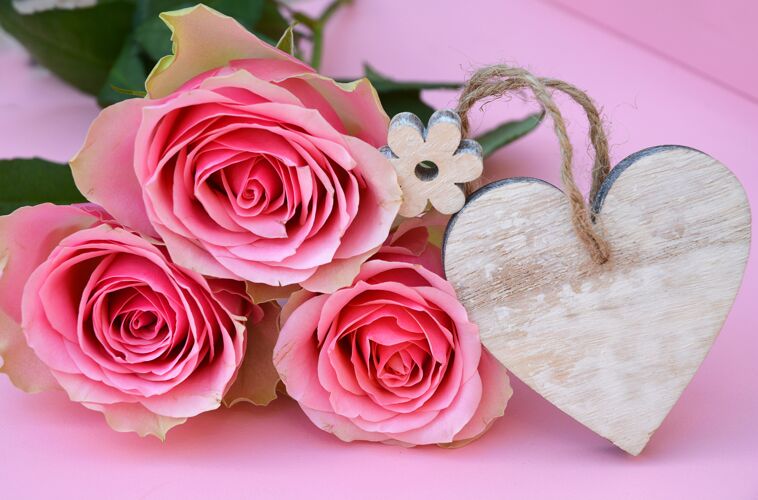木材粉红色玫瑰花的特写镜头 心形木牌 文字空间心开花信息