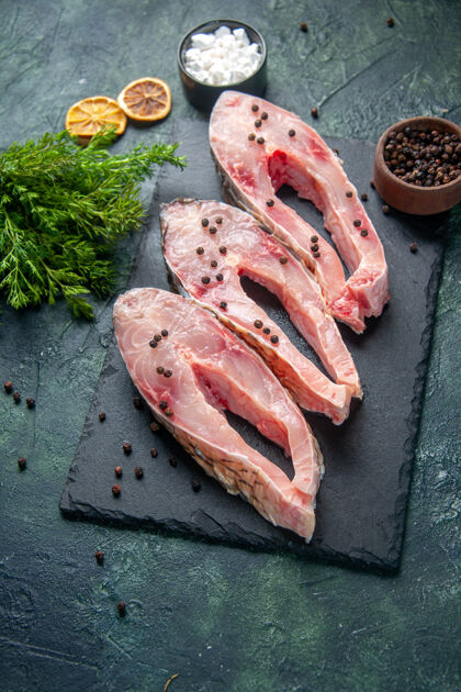 烹饪上图：新鲜鱼片加胡椒粉 深色面肉 生水照片 彩色晚餐 海鲜饭景观食物海洋