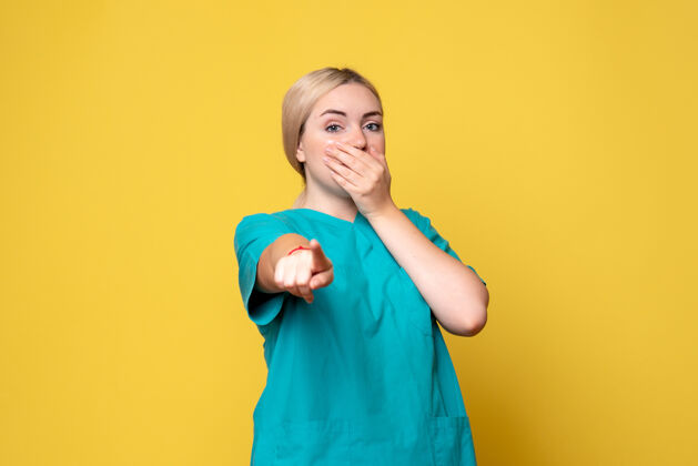 医学前视图身穿医疗衬衫的女医生 ID-19医疗护士女性情绪肖像