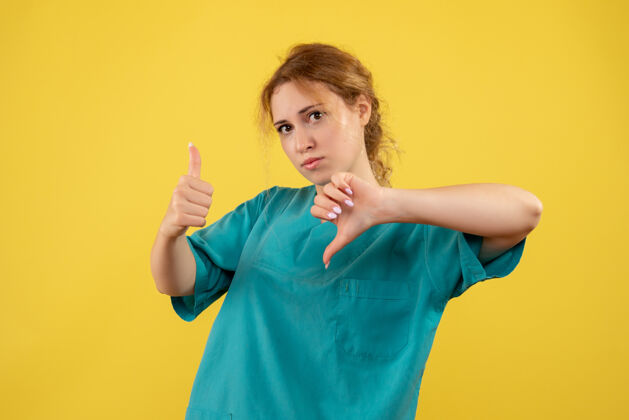 竖起大拇指前视图穿着医疗衬衫的女医生 健康医生covid-19医院护士人物竖起大拇指决定