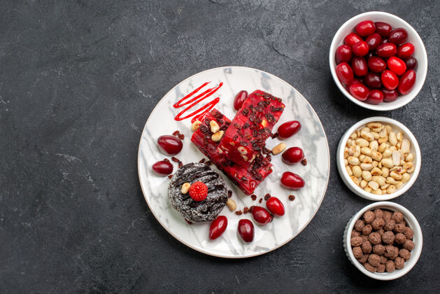 水果俯瞰美味蛋糕片与坚果和山茱萸在灰色空间餐食品可食用水果