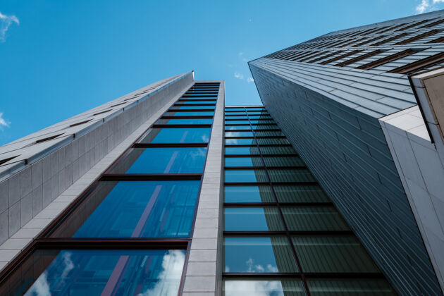 塔低角度拍摄了一座现代摩天大楼 玻璃窗和蓝天玻璃光景观