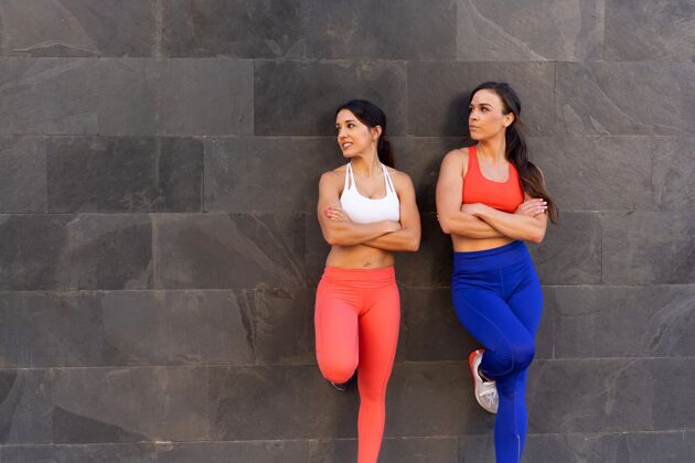 健身年轻的白人女性朋友在户外锻炼和伸展-健康的生活方式理念活跃成人身体