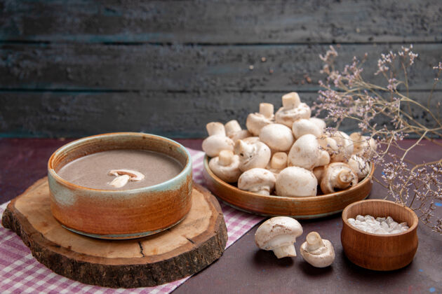 美味前视图美味蘑菇汤与新鲜蘑菇上黑暗的空间容器容器咖啡