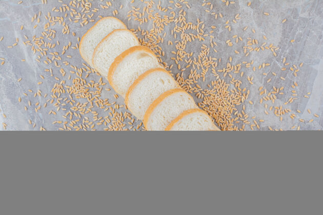 美味在大理石表面放一套燕麦面包片视图营养谷物
