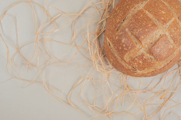 食品新鲜的面包在白色的表面面包房果穗小麦