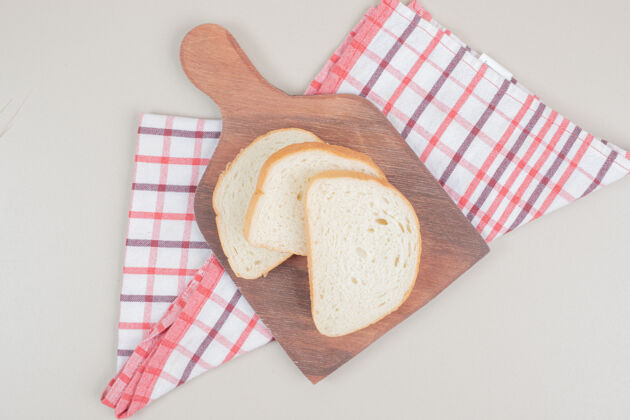 膳食把白面包片放在木板上烘焙面包房切片