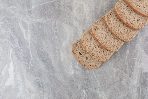 食品在大理石表面放几片棕色面包面包房谷物面包