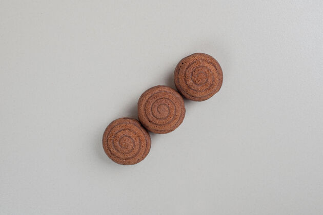 美味美味的巧克力饼干在灰色的表面食品面包房饼干