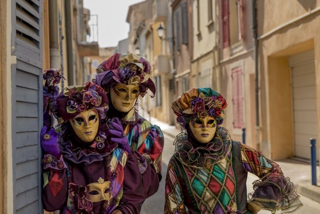 人狂欢节期间人们戴着五颜六色的面具和衣服脸女人化妆舞会