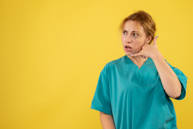 人正面图女医生穿着医用衬衫摆姿势 彩色医院护士科维德健康医生健康女性黄色