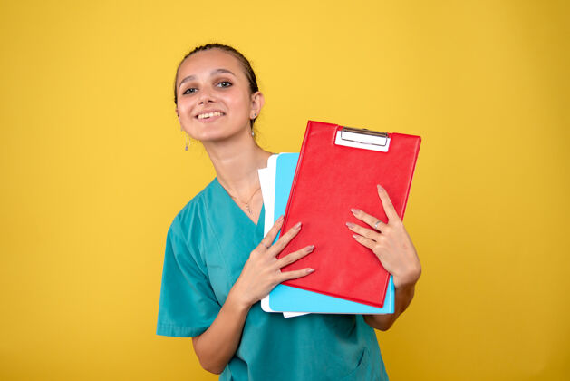 专业正面图女医生穿着医用衬衫 带便条 医院颜色健康 covid-19情感医生女人剪贴板笔记