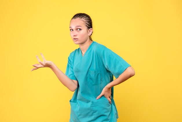 医疗正面图身穿医疗衫的女医生 病毒健康covid-19彩色护士医院女医生人成人