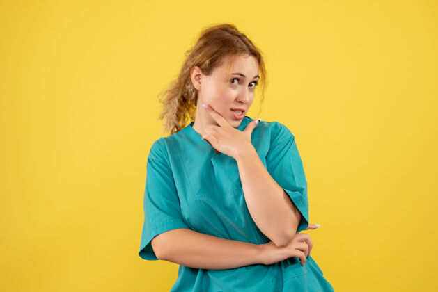 健康前视图穿着医疗衬衫的女医生 covid-19护士颜色健康医疗肖像黄色漂亮