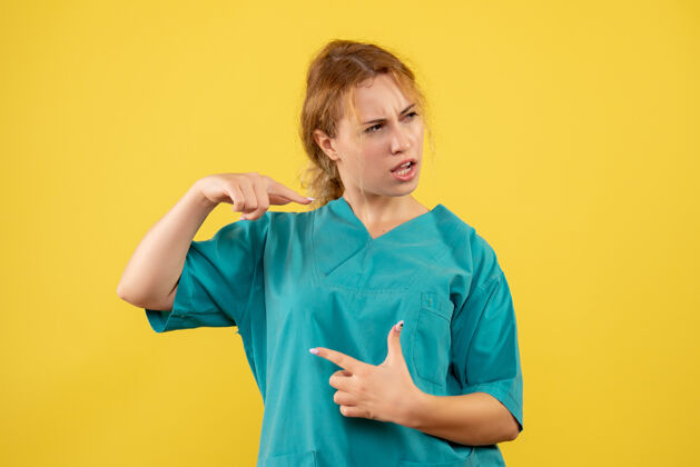 人前视图穿着医疗衬衫的女医生 颜色covid-19护士健康医生颜色严重愤怒