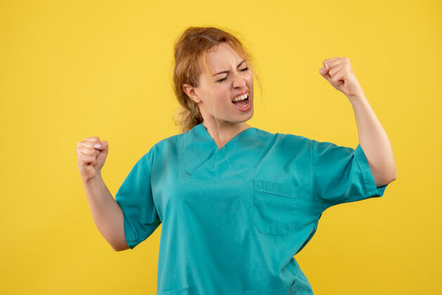 医学前视图穿着医疗衬衫的女医生 颜色covid-19护士健康医生人护士颜色