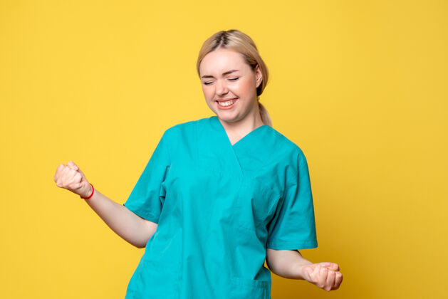 黄色正面图女医生穿着医用衬衫欢呼雀跃 医护情感covid-19护士大流行情绪女医生女性