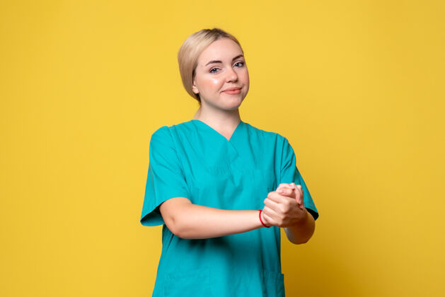人前视图穿着医疗衬衫的女医生 情感covid-19医护护士大流行医学女人情感