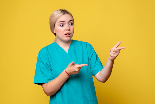 自信前视图穿着医用衬衫的女医生 医护人员微笑人人