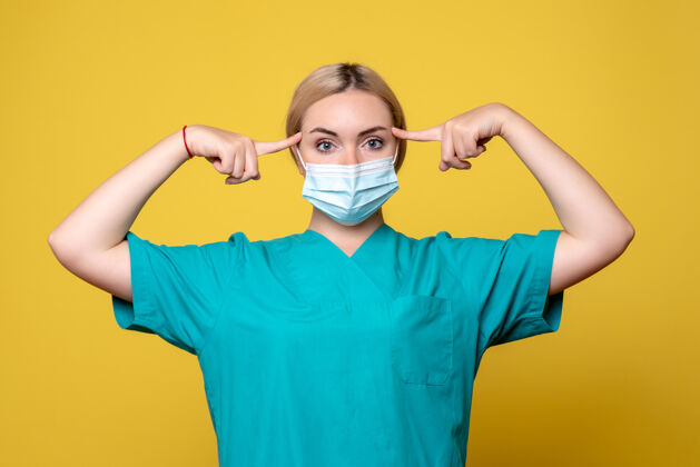 成人前视图穿着医用衬衫和无菌口罩的女医生 医院医护人员女性医院肖像