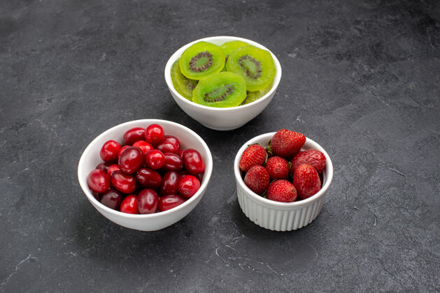 可食用水果灰色空间中的红色山茱萸 草莓和奇异果醇香水果食品