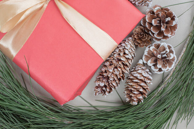 蝴蝶结圣诞礼品盒绑丝带和松果顶部礼物松果