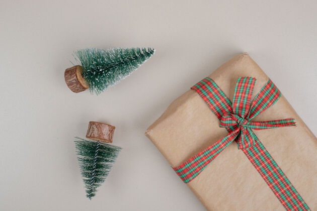 丝带圣诞礼品盒包装在再生纸与丝带蝴蝶结节日礼物包装