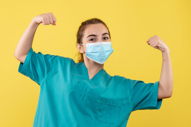 女性正面图女医生穿着医用衬衫 戴着防毒面具 大流行病毒covid-19制服冠状病毒健康大流行成人医疗
