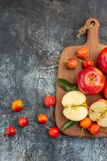 饮食俯瞰苹果切菜板上的苹果和樱桃切农产品柠檬
