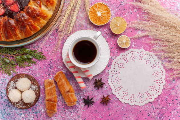 咖啡顶视图美味草莓派水果蛋糕果冻和水果粉红杯子饼干肉桂