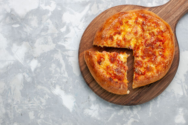 配料顶视图：浅白色奶酪烤披萨新鲜烹饪丰富多彩