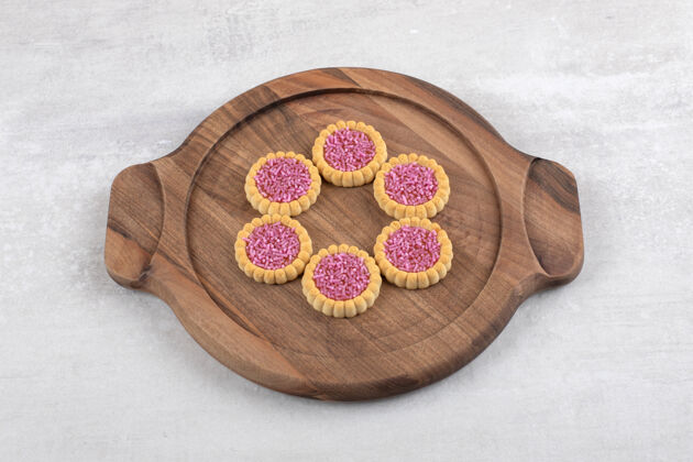 草莓草莓果冻饼干放在木板上 放在大理石桌上饼干甜点果冻