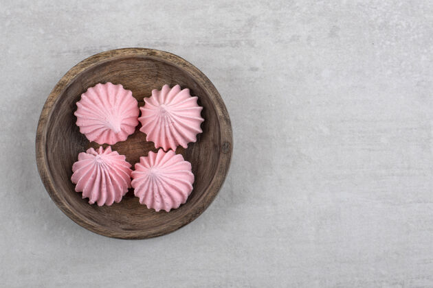 烘焙粉红色的蛋白酥皮放在木板上 放在大理石桌上糕点蛋白酥皮卡路里