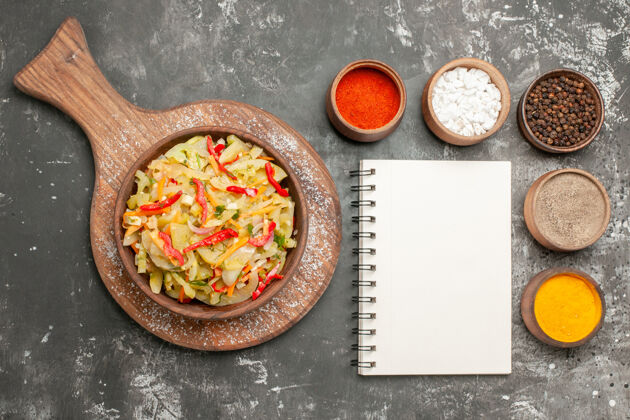 沙拉顶部特写查看色拉白色笔记本蔬菜色拉板碗五颜六色的香料黑板晚餐食物