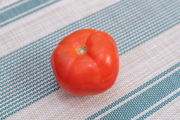 蔬菜桌上有红番茄餐桌食物健康
