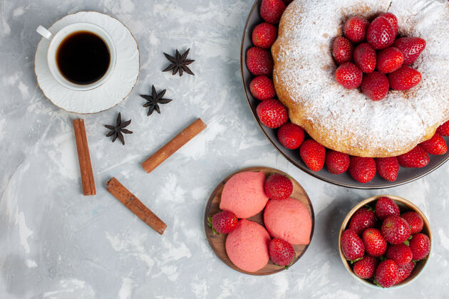 美味俯瞰美味的草莓派 加上糖粉和白茶盘子圆的草莓