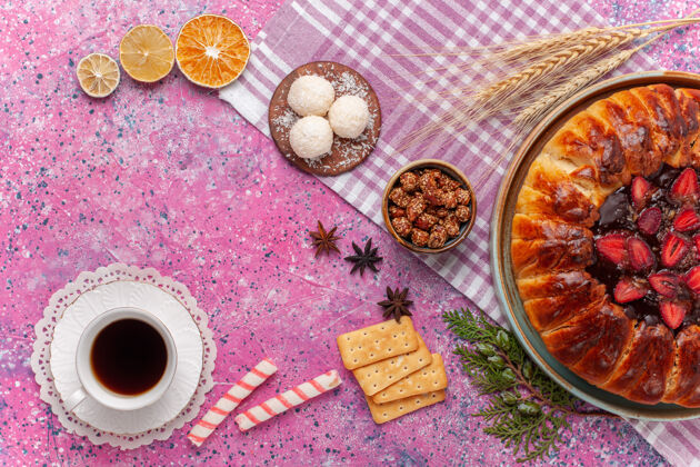 蛋糕顶视图美味的草莓派水果蛋糕和茶粉红色干的茶椰子