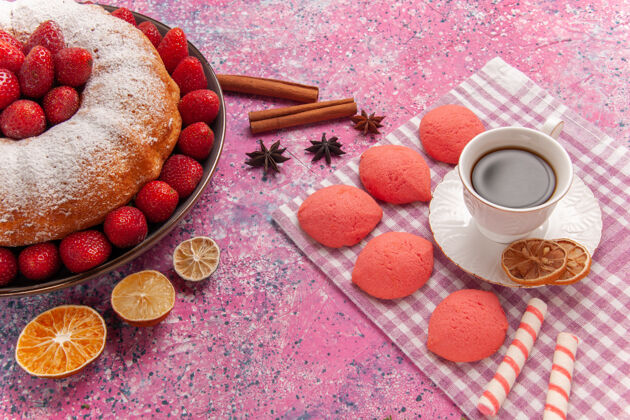 咖啡正面图糖粉馅饼草莓蛋糕茶和蛋糕粉红色草莓盘子美味