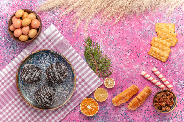 美味顶视图美味的巧克力蛋糕饼干和糖果粉红色桌子食物蛋糕