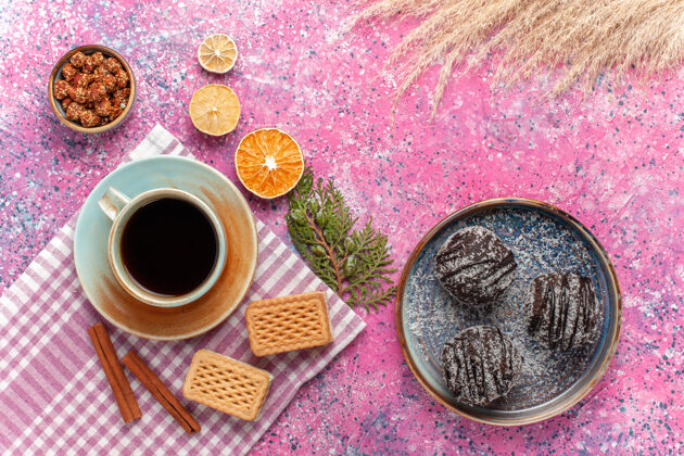 美味俯瞰美味的巧克力蛋糕 配上一杯茶和粉红色的华夫饼饼干水果蛋糕