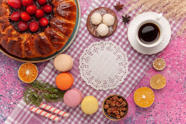 丰富多彩顶视图糖粉派草莓蛋糕与麦卡龙粉红配料健康饮食