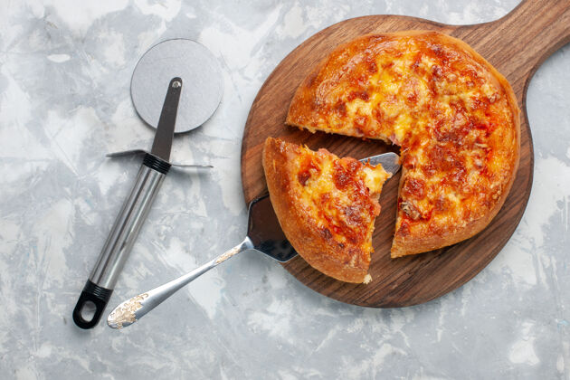 丰富多彩顶视图切片披萨烤奶酪在白色烹饪传统小吃