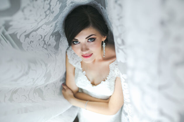 欢呼早晨美丽的新娘的画像 白天的光线很好闪亮房子衣服