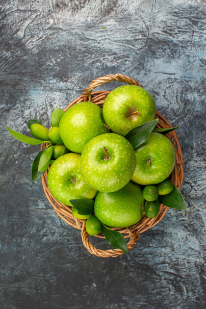 多汁从远处俯瞰苹果绿色的苹果 篮子里有叶子可食用水果水果健康